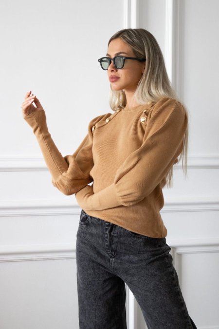 بلوزه مع زرار ذهبي